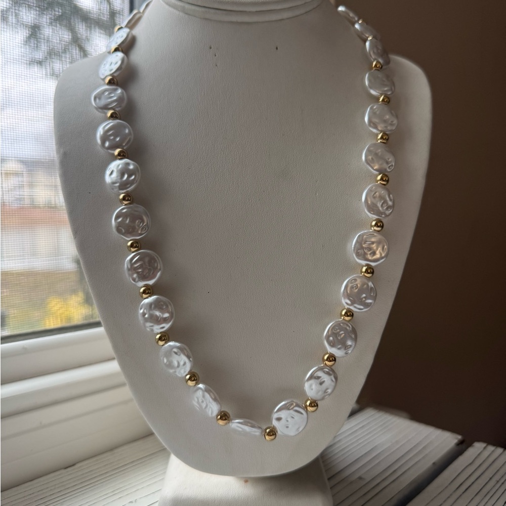 Elegant White and Gold Beaded Necklace - Picture 5 of 8